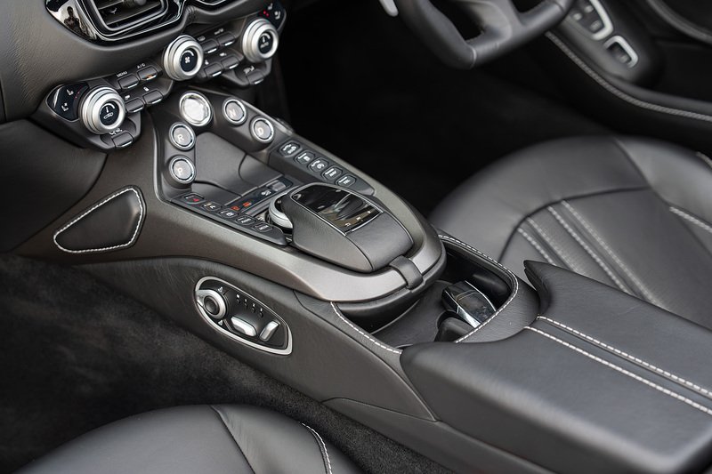 Aston Martin Vantage V8 - Large 39