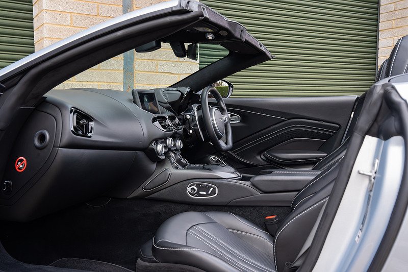 Aston Martin Vantage V8 - Large 3