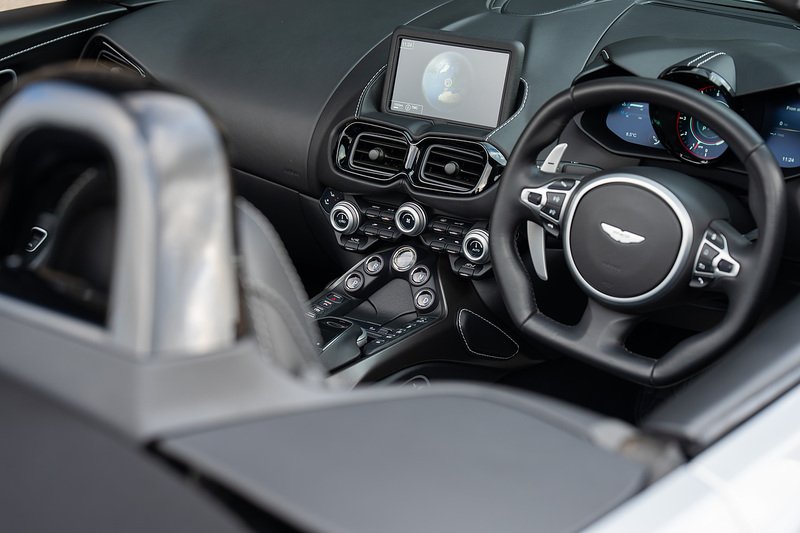 Aston Martin Vantage V8 - Large 48