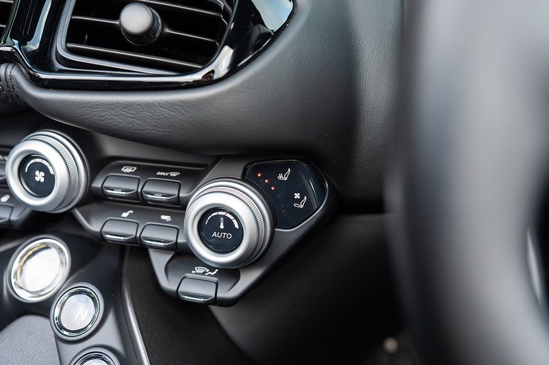 Aston Martin Vantage V8 - Large 13