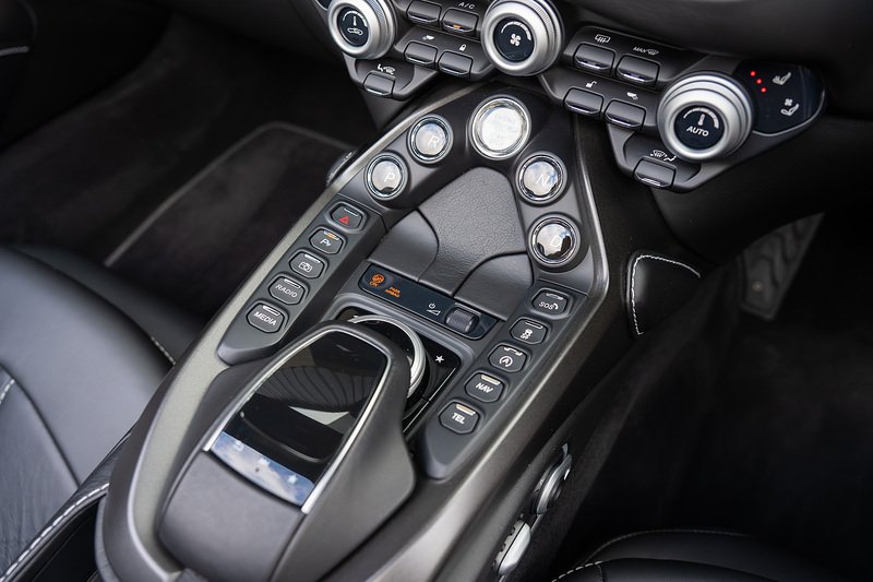 Aston Martin Vantage V8 - Large 5