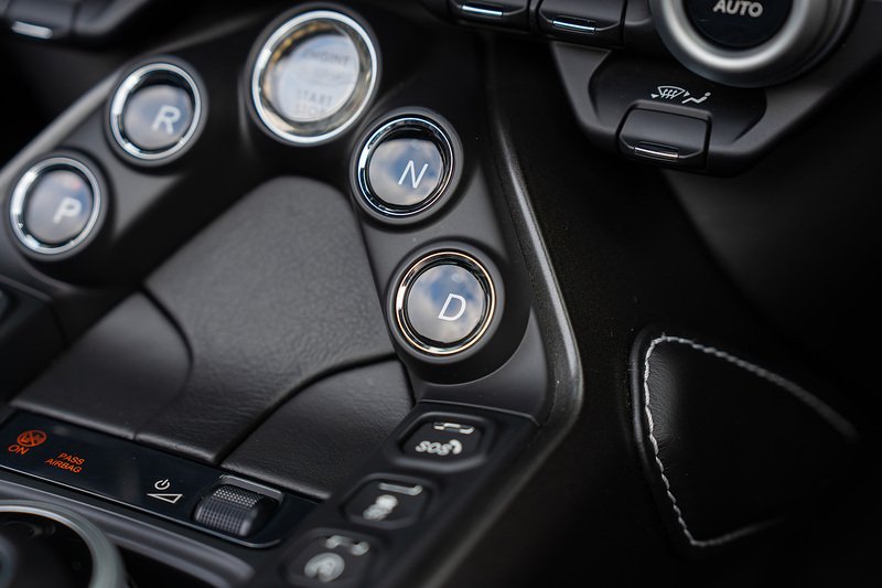 Aston Martin Vantage V8 - Large 14