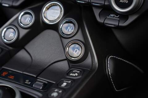 Aston Martin Vantage V8 - Large 14