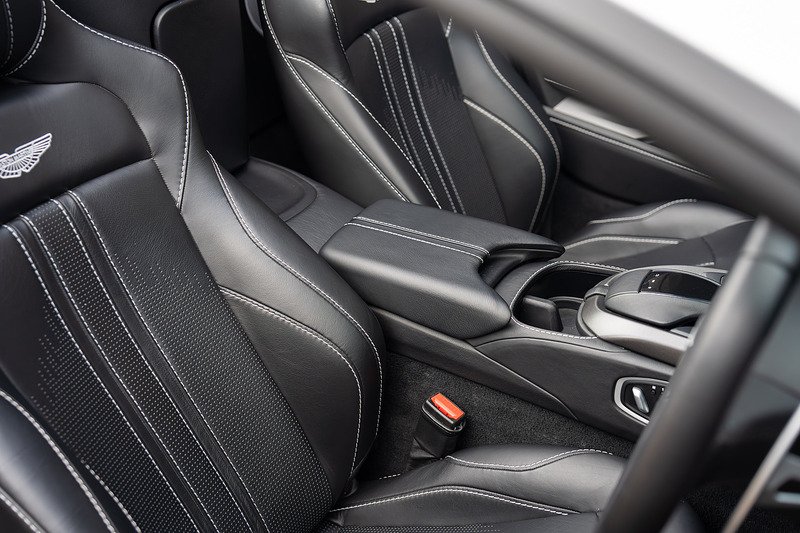 Aston Martin Vantage V8 - Large 36