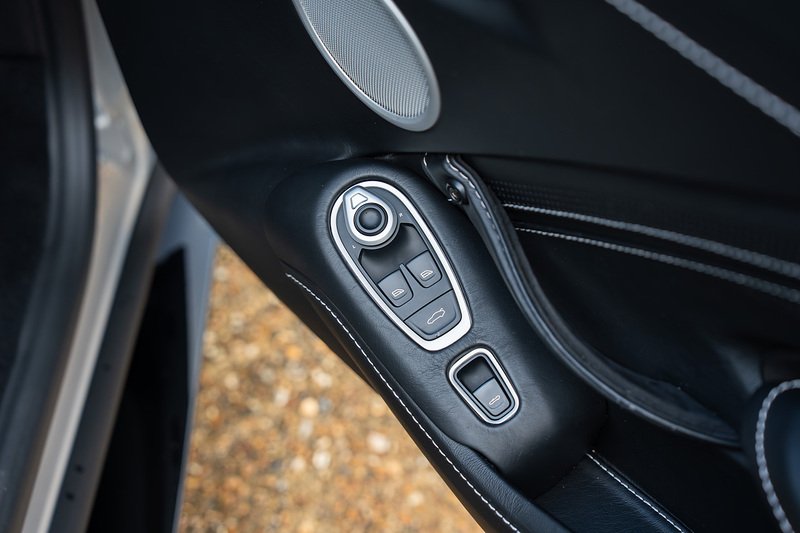 Aston Martin Vantage V8 - Large 37