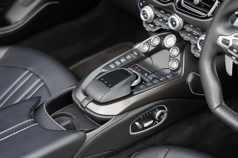 Aston Martin Vantage V8 - Large 34