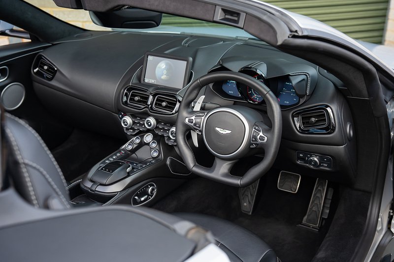 Aston Martin Vantage V8 - Large 47