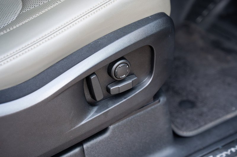 Land Rover Defender 110 D250 MHEV X-Dynamic SE - Large 31