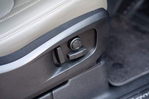 Land Rover Defender 110 D250 MHEV X-Dynamic SE - Large 31