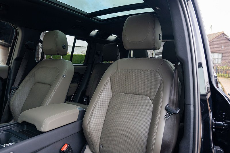 Land Rover Defender 110 D250 MHEV X-Dynamic SE - Large 11