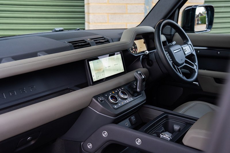 Land Rover Defender 110 D250 MHEV X-Dynamic SE - Large 24