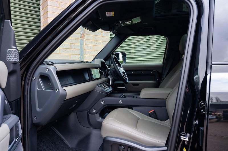 Land Rover Defender 110 D250 MHEV X-Dynamic SE - Large 3
