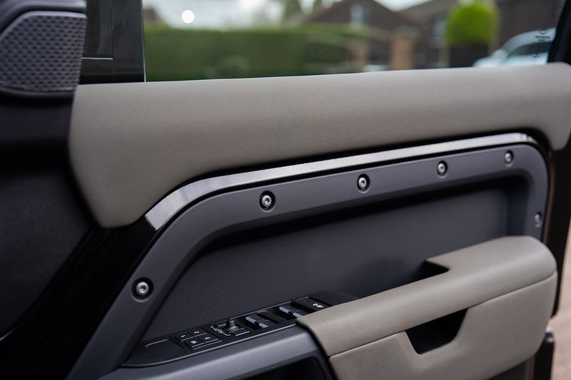 Land Rover Defender 110 D250 MHEV X-Dynamic SE - Large 26