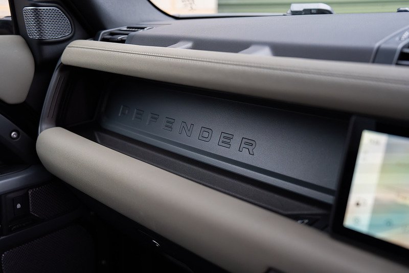 Land Rover Defender 110 D250 MHEV X-Dynamic SE - Large 30