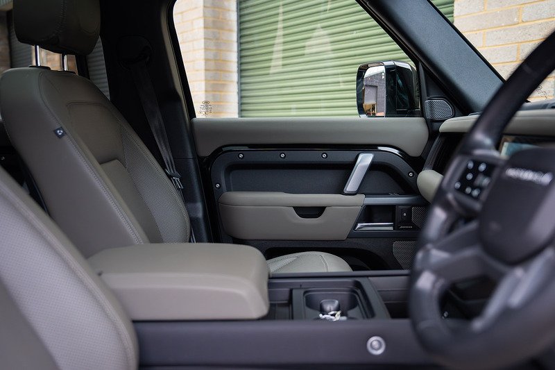 Land Rover Defender 110 D250 MHEV X-Dynamic SE - Large 17