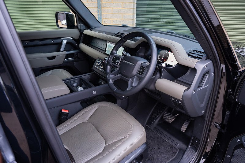 Land Rover Defender 110 D250 MHEV X-Dynamic SE - Large 10