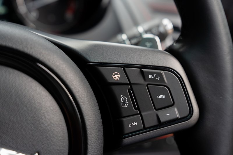 Jaguar F-Type V8 R - Large 19