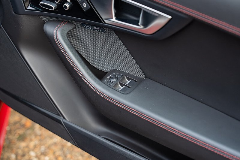 Jaguar F-Type V8 R - Large 38