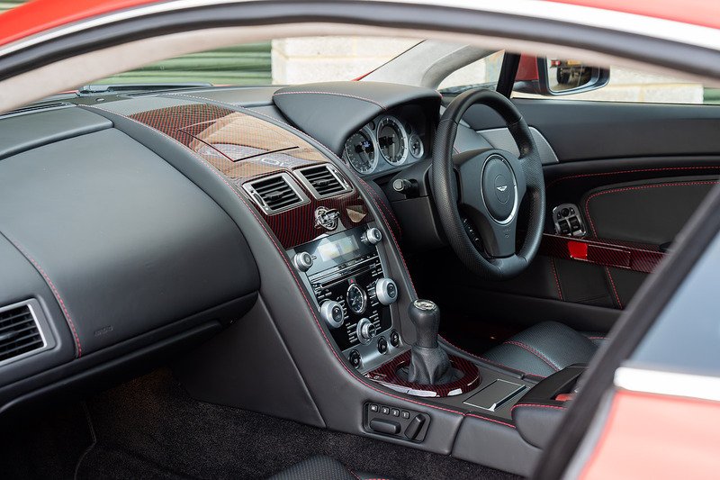 Aston Martin Vantage V8 - Large 4