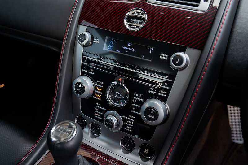 Aston Martin Vantage V8 - Large 26