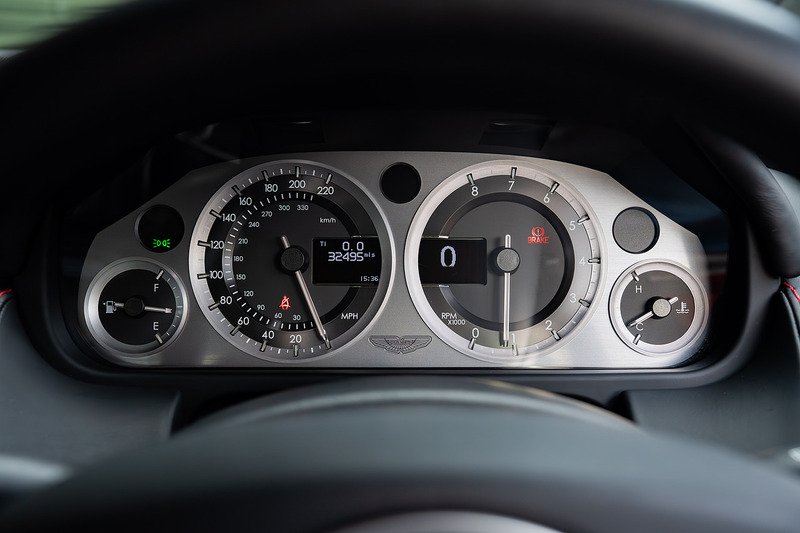 Aston Martin Vantage V8 - Large 27