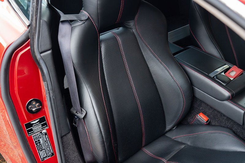 Aston Martin Vantage V8 - Large 30