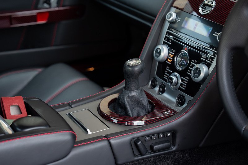 Aston Martin Vantage V8 - Large 11