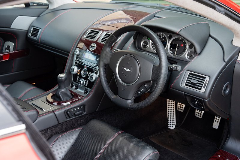 Aston Martin Vantage V8 - Large 24