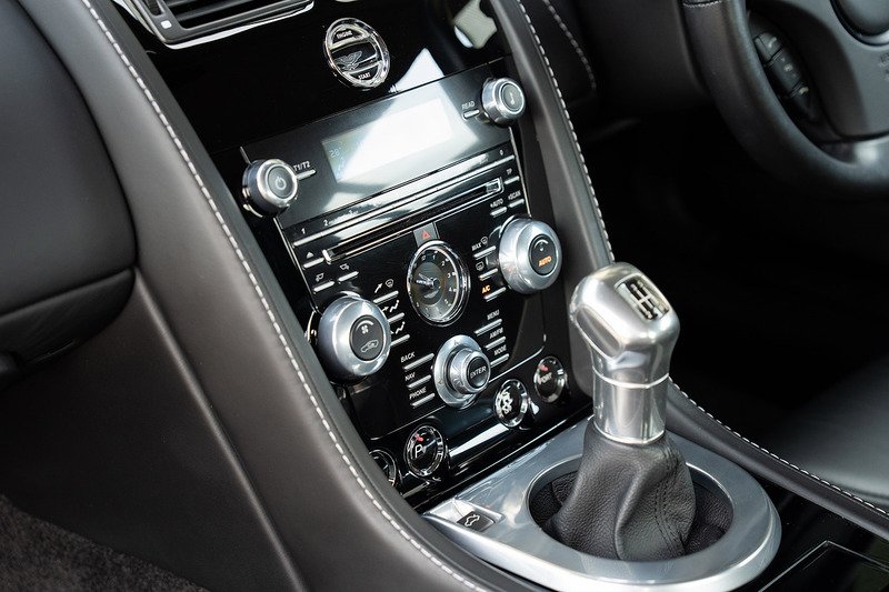 Aston Martin Vantage V12 - Large 26