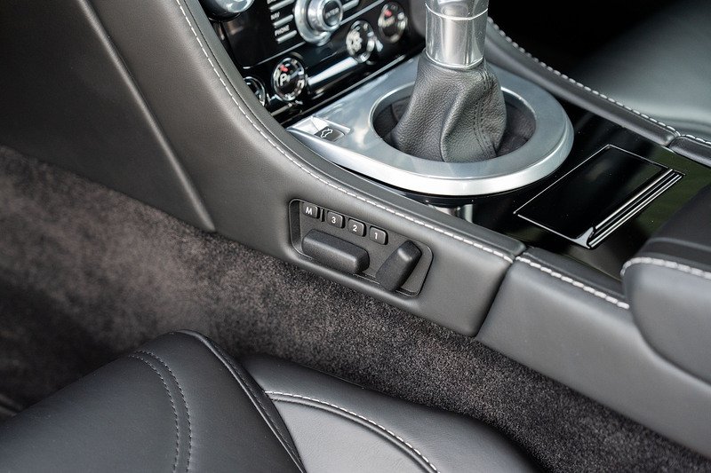 Aston Martin Vantage V12 - Large 13