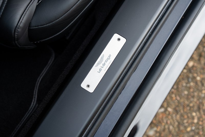 Aston Martin Vantage V12 - Large 17