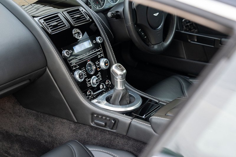 Aston Martin Vantage V12 - Large 5
