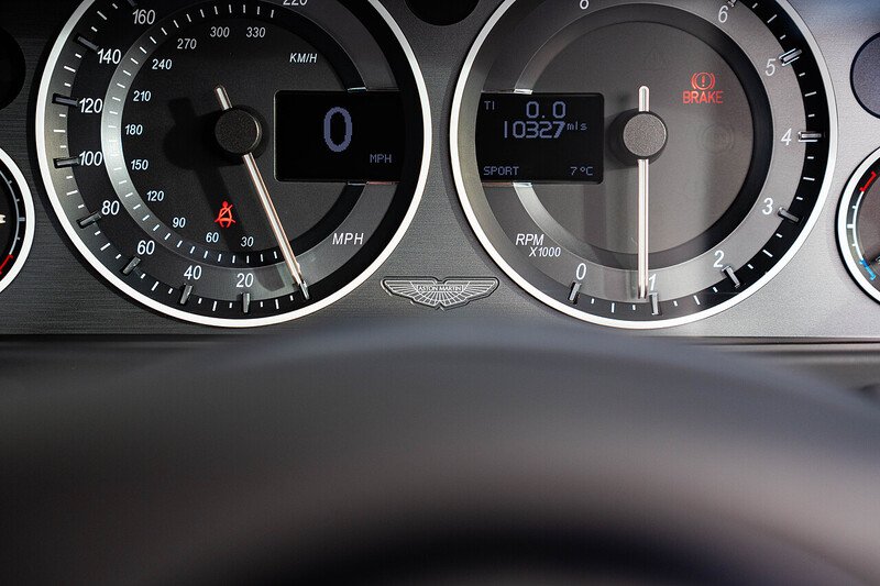Aston Martin Vantage V12 - Large 31