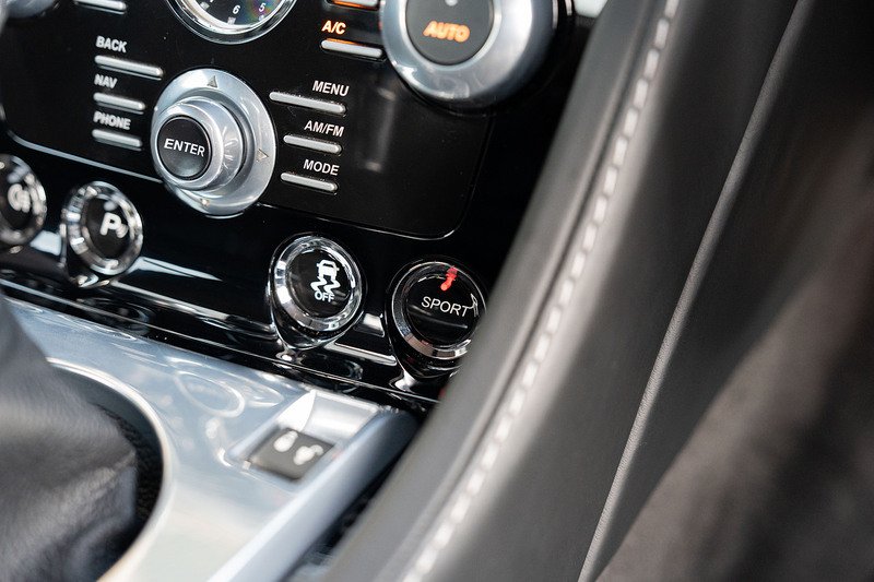 Aston Martin Vantage V12 - Large 16