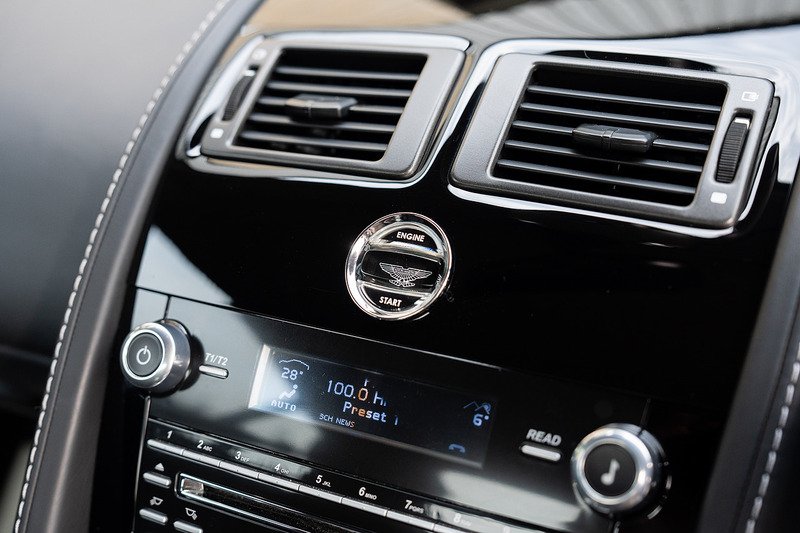 Aston Martin Vantage V12 - Large 25