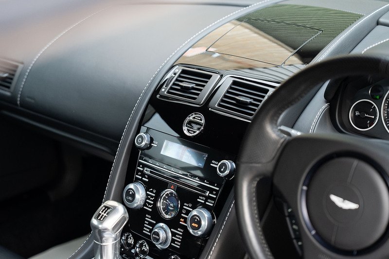 Aston Martin Vantage V12 - Large 15