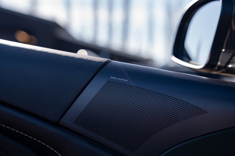Aston Martin DBS V12 Carbon Black - Large 40