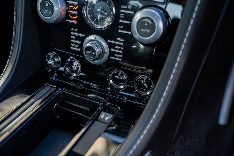 Aston Martin DBS V12 Carbon Black - Large 39