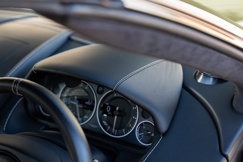 Aston Martin DBS V12 Carbon Black - Large 37