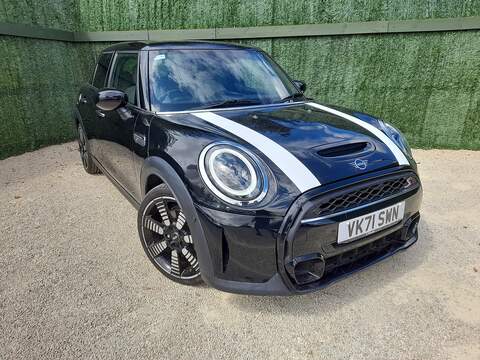 MINI Hatch 1.5 Cooper Exclusive SUV 5dr Petrol Steptronic Euro 6 (s/s) (136 ps)