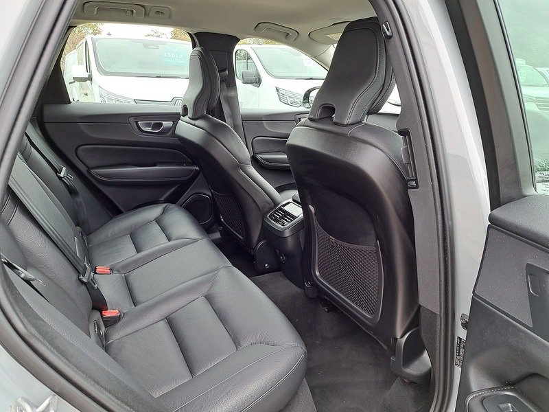 Volvo XC60 B5 MHEV Plus - U151228