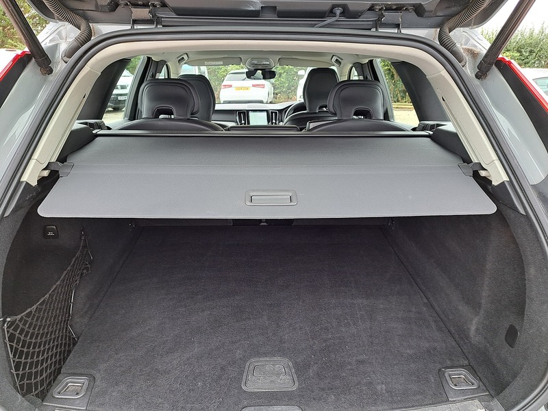 Volvo XC60 B5 MHEV Plus - U151228