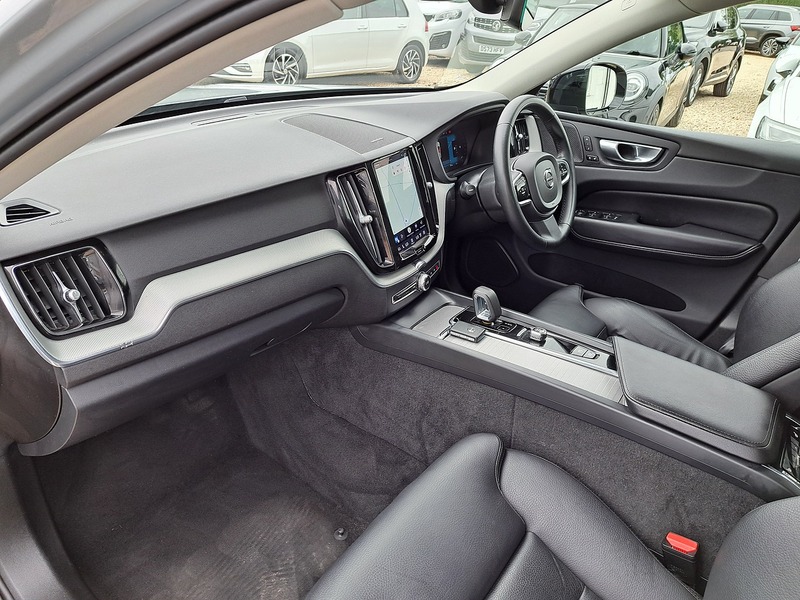 Volvo XC60 B5 MHEV Plus - U151228