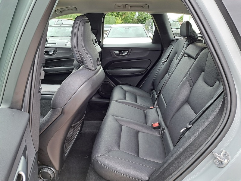 Volvo XC60 B5 MHEV Plus - U151228