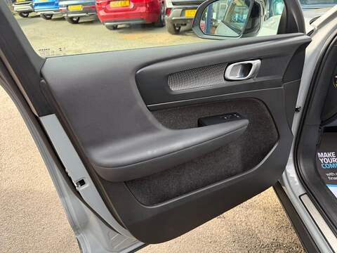 Volvo XC40 2.0 B3 MHEV Plus DCT Auto Euro 6 (s/s) 5dr - U79131