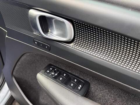 Volvo XC40 2.0 B3 MHEV Plus DCT Auto Euro 6 (s/s) 5dr - U79131