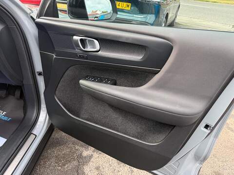 Volvo XC40 2.0 B3 MHEV Plus DCT Auto Euro 6 (s/s) 5dr - U79131