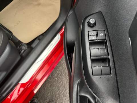 Toyota Yaris 1.5 VVT-h Design E-CVT Euro 6 (s/s) 5dr - U79143