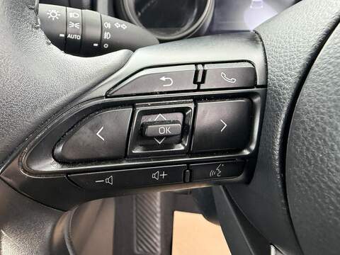 Toyota Yaris 1.5 VVT-h Design E-CVT Euro 6 (s/s) 5dr - U79143