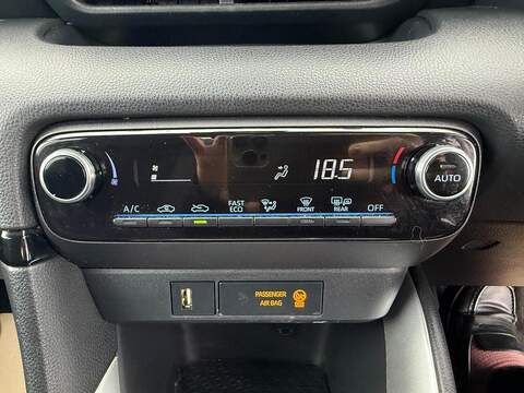 Toyota Yaris 1.5 VVT-h Design E-CVT Euro 6 (s/s) 5dr - U79143